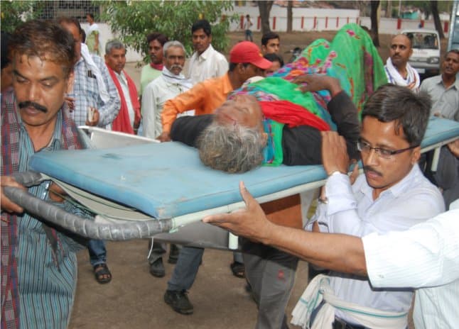 wall fell on railway staff bina, railway station b