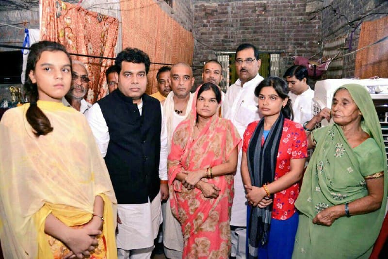 Minister Shrikant Sharma Met With Ragini Family in Ballia