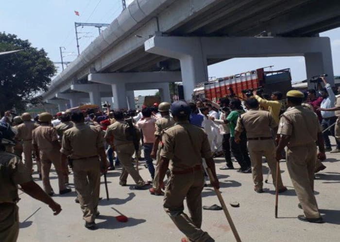 Protest for Lucknow Metro Credit 