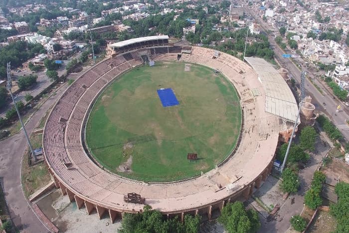 flood lights at Barkatullah Khan Stadium 