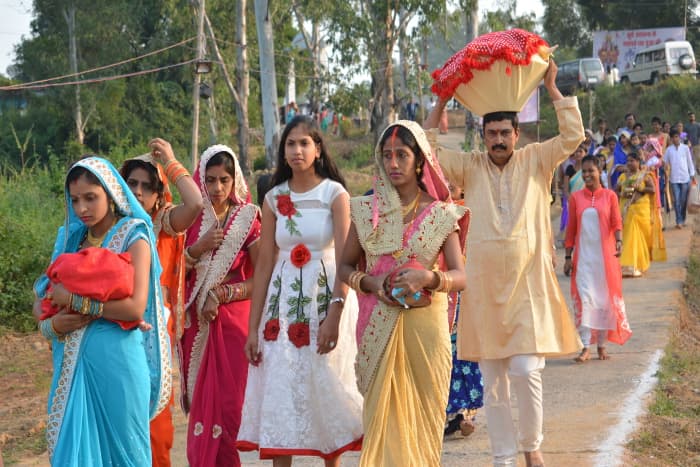 छठ महापर्व पर गुरुवार को दोपहर से शाम तक सड़कों व छठघाटों पर कुछ इस तरह का दिखा नजारा, देखिए झलकियां...