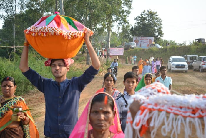 छठ महापर्व पर गुरुवार को दोपहर से शाम तक सड़कों व छठघाटों पर कुछ इस तरह का दिखा नजारा, देखिए झलकियां...