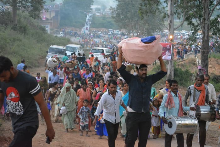 छठ महापर्व पर गुरुवार को दोपहर से शाम तक सड़कों व छठघाटों पर कुछ इस तरह का दिखा नजारा, देखिए झलकियां...