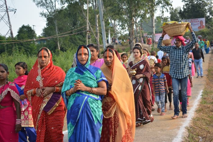 छठ महापर्व पर गुरुवार को दोपहर से शाम तक सड़कों व छठघाटों पर कुछ इस तरह का दिखा नजारा, देखिए झलकियां...