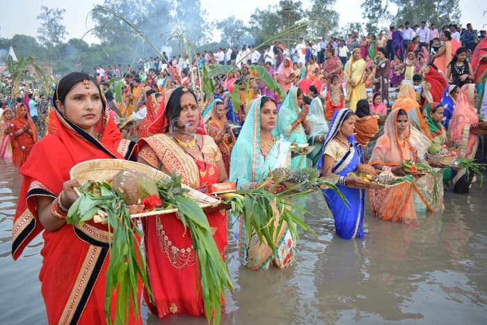 छठ महापर्व पर गुरुवार को दोपहर से शाम तक सड़कों व छठघाटों पर कुछ इस तरह का दिखा नजारा, देखिए झलकियां...