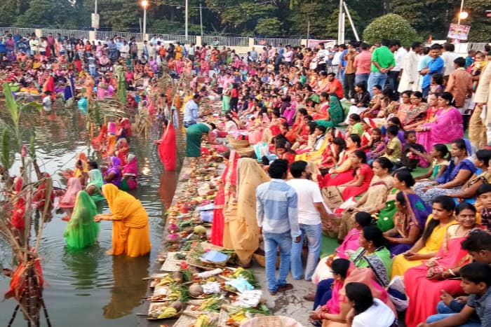 छठ महापर्व पर गुरुवार को दोपहर से शाम तक सड़कों व छठघाटों पर कुछ इस तरह का दिखा नजारा, देखिए झलकियां...