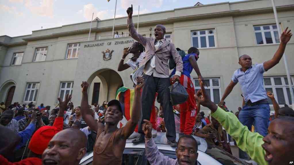 People celebration Mugabe resigns