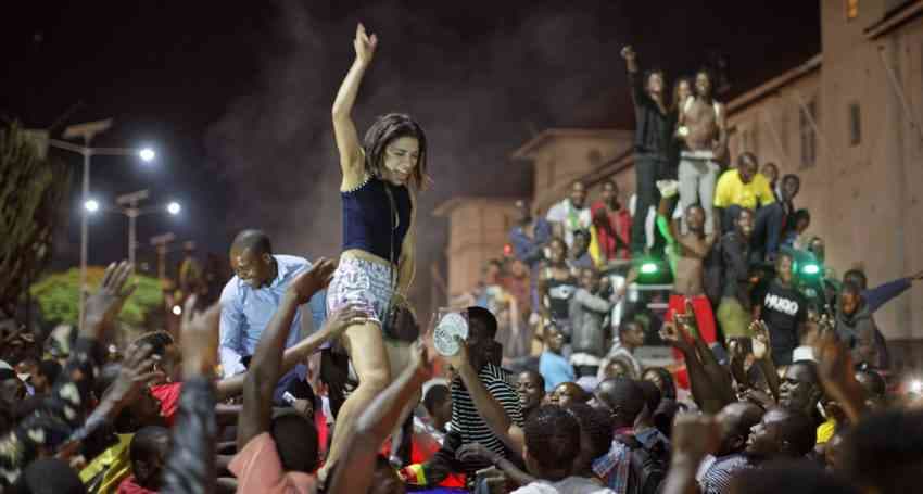 People celebration Mugabe resigns