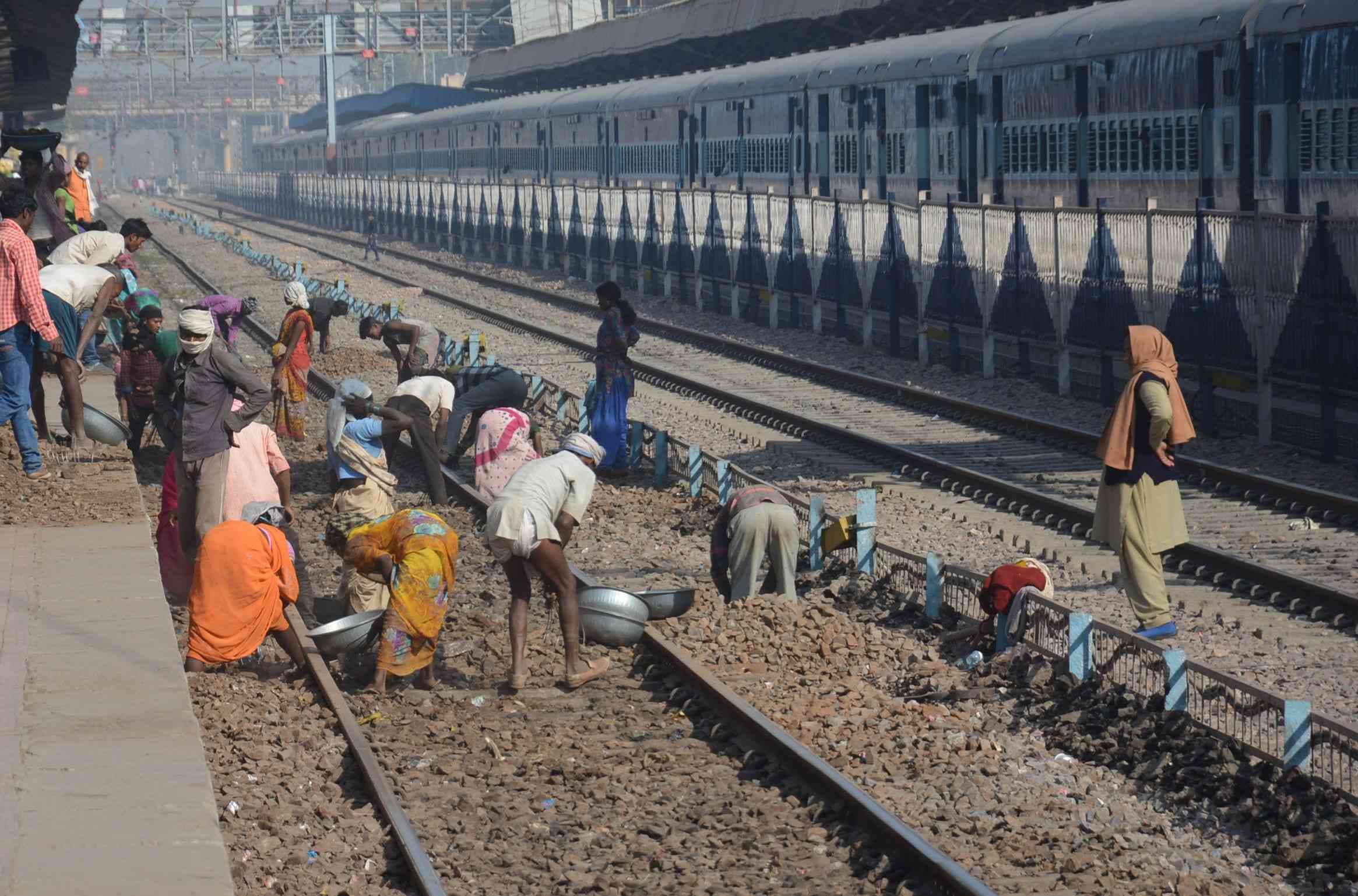 situation of workers working on alwar railway station