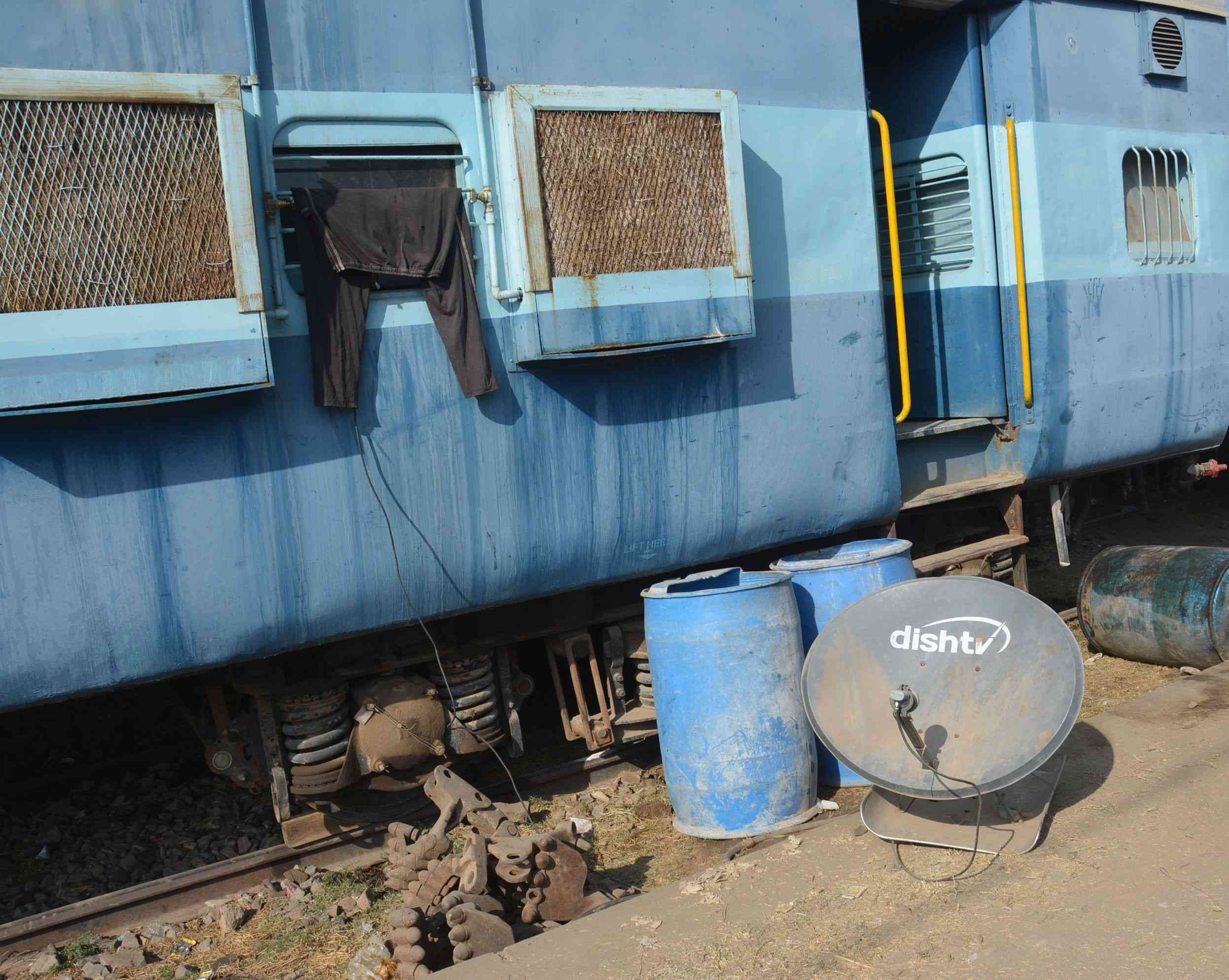 situation of workers working on alwar railway station