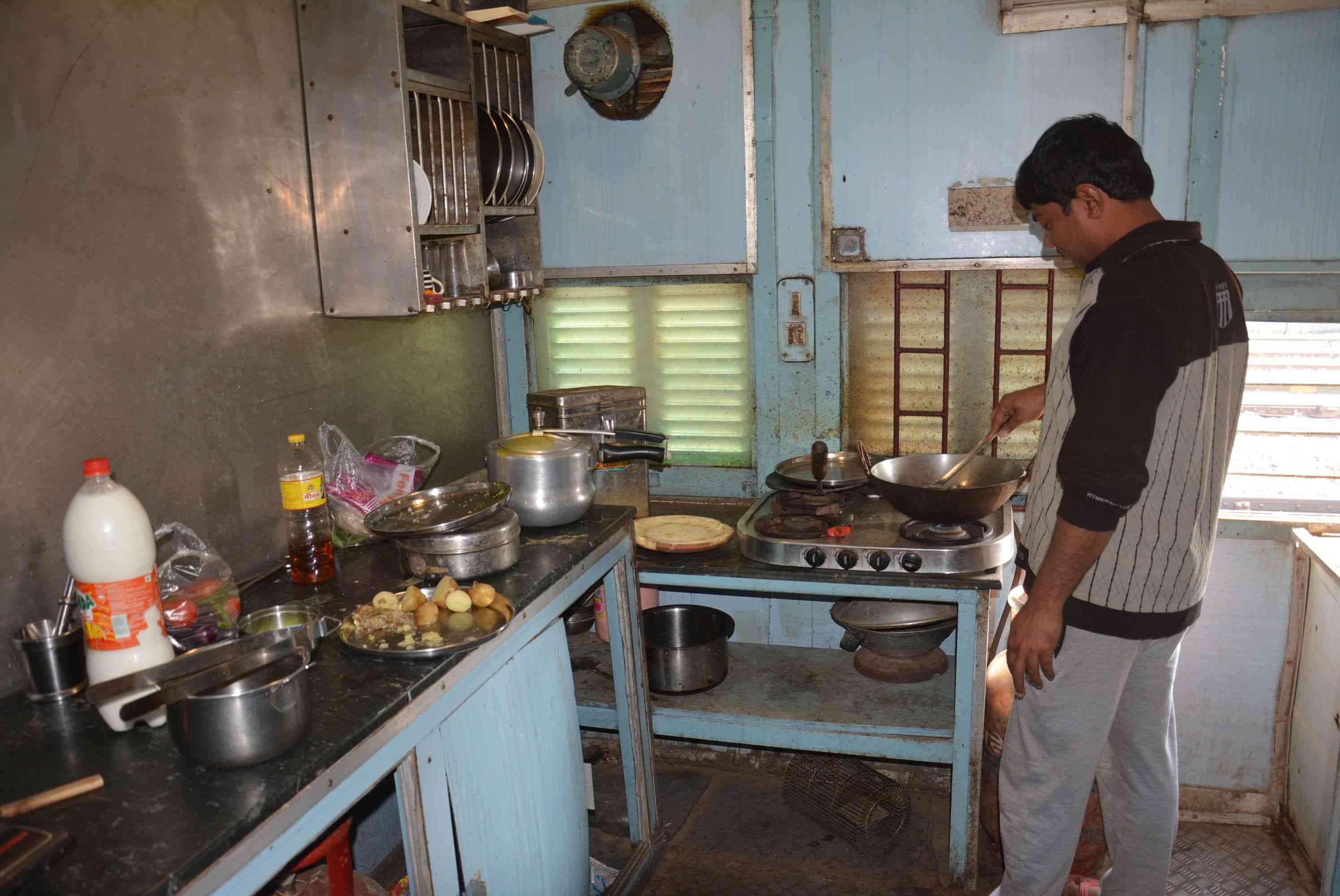 situation of workers working on alwar railway station