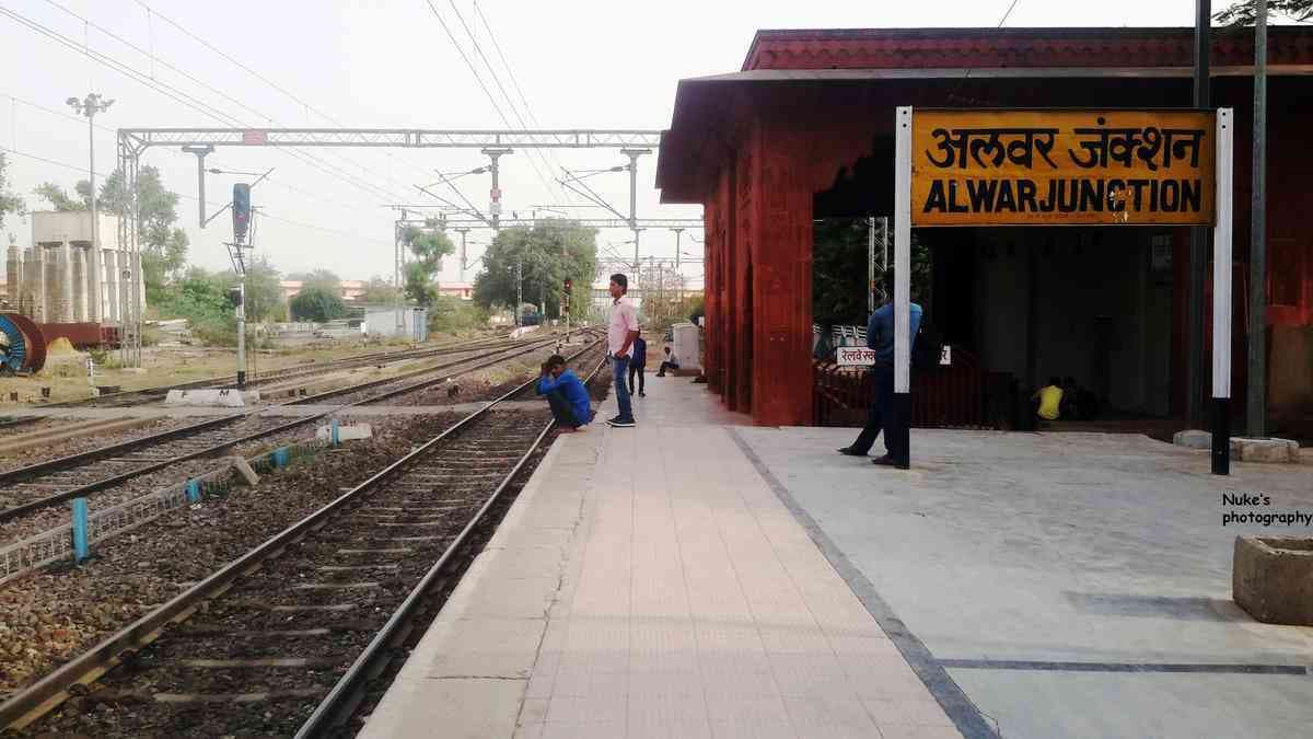 situation of workers working on alwar railway station