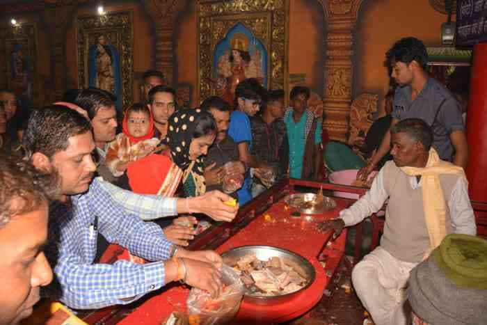 नए वर्ष के पहले दिन सर्वमंगला मंदिर में सुबह से शाम तक इस तरह श्रद्धालुओं का लगा रहा तांता