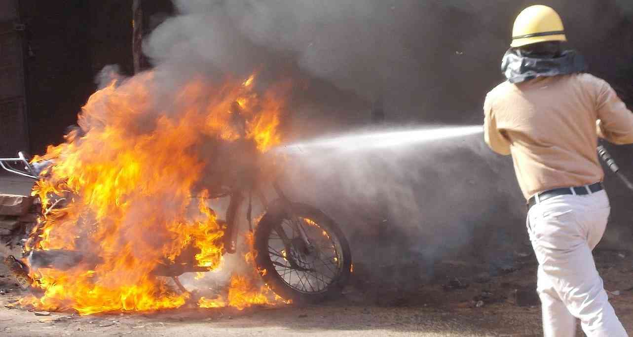 Stone throwing on the police 