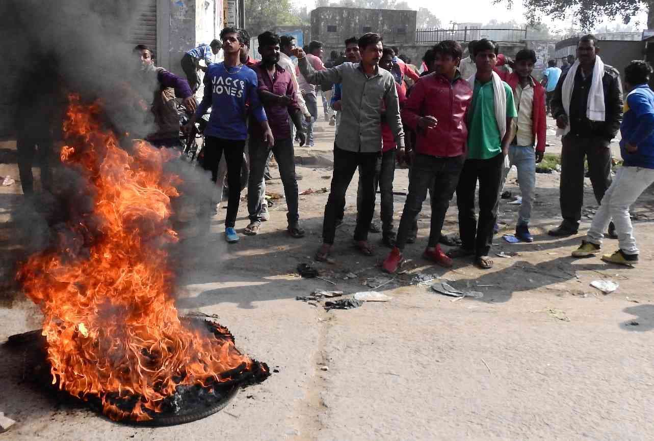 Stone throwing on the police 