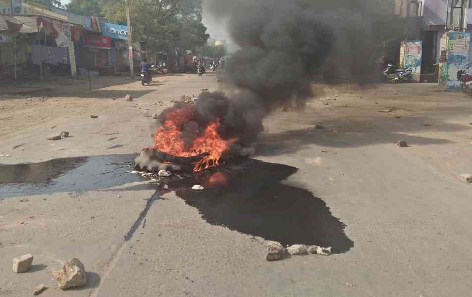 Stone throwing on the police 