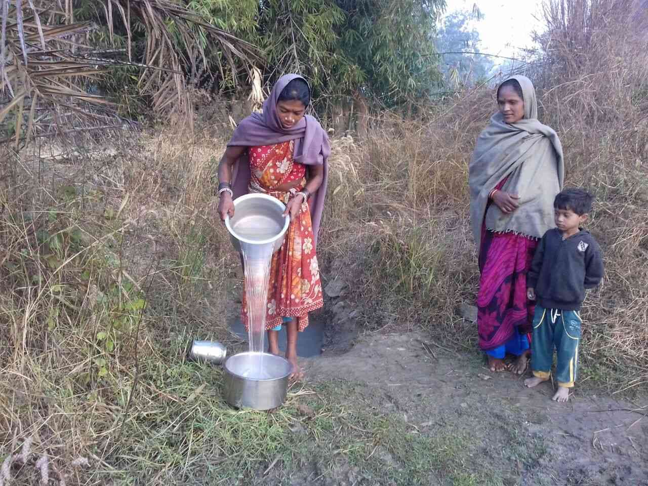  प्यास बुझाने कर रहे इस पानी का उपयोग