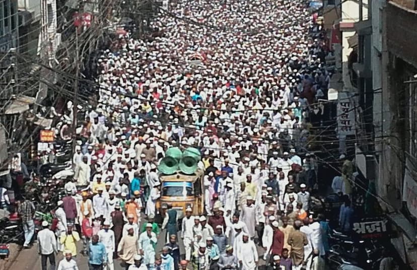 Funeral of Maulana Mahmood Ahmed Kadri of MP,Mufti-e-Azam Madhya Pradesh Maulana Mahmood Ahmed Kadri,,Mufti-e-Azam Madhya Pradesh Maulana Mahmood Ahmed Kadri's waiting,Mufti-e-Azam Madhya Pradesh Maulana Mahmood Ahmed Kadri passed away,Muslim society Jabalpur,Maulana sahib dies,Maulana Sahib Jabalpur,Jabalpur,