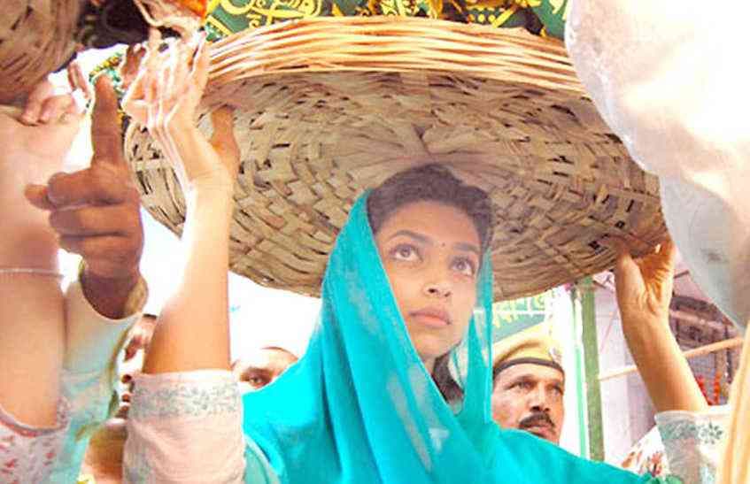 beautiful pics of bolliwood stars in dargah sharif ajmer