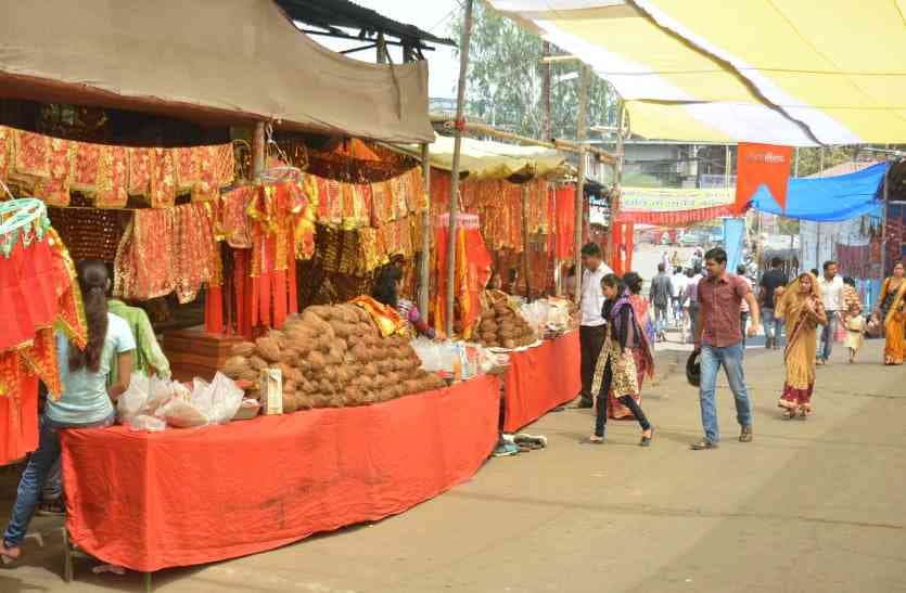 Photo Gallery : सर्वमंगला मंदिर में लगा रहा श्रद्धालुओं का तांता, फोटो में देखिए मां की एक झलक पाने किस तरह कर रहे तपस्या...