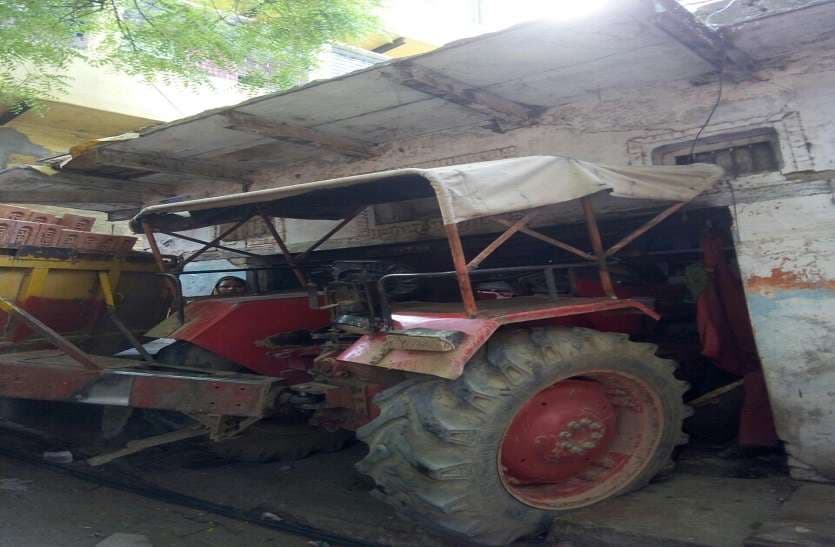 tractor eterned in house in mirzapur