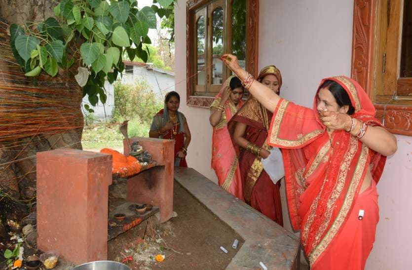 Photo Gallery : पति की दीर्घायु के लिए सुहागिनों ने की वट सावित्री की इस तरह की पूजा-अर्चना