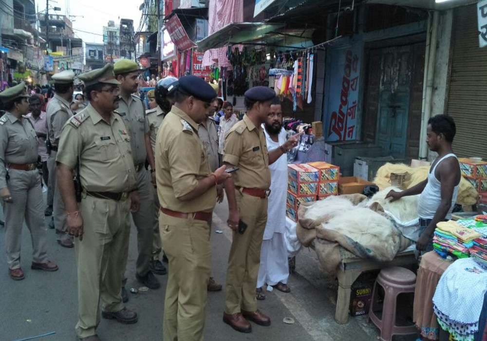 Police Officers action against encroachment in Market Barabanki News