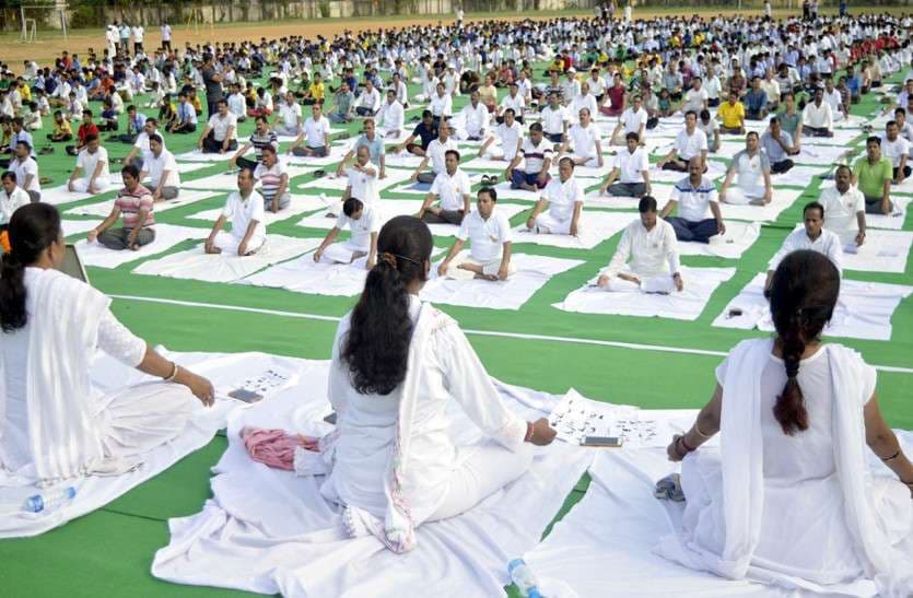 Yoga Day Chhattisgarh : हजारों लोगों ने योग कर निरोग रहने की सीखी कला, तस्वीरों में देखिए...