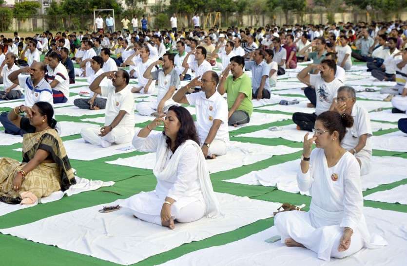 Yoga Day Chhattisgarh : हजारों लोगों ने योग कर निरोग रहने की सीखी कला, तस्वीरों में देखिए...