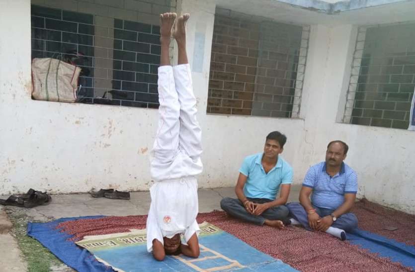 Yoga Day Chhattisgarh : छात्र जीवन से ही योग का अभ्यास छात्रों को सुदृढ़ व संयमित बनाता है : तिवारी