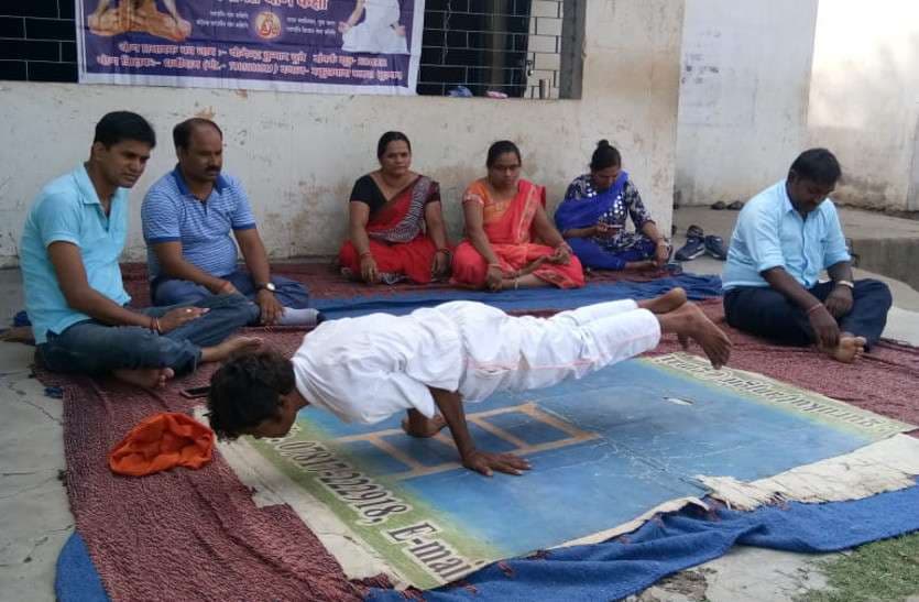 Yoga Day Chhattisgarh : छात्र जीवन से ही योग का अभ्यास छात्रों को सुदृढ़ व संयमित बनाता है : तिवारी