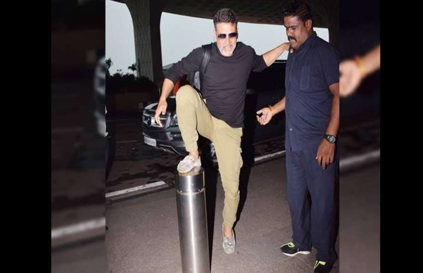 akshay kumar latest funny photos at airport doing gold promotion