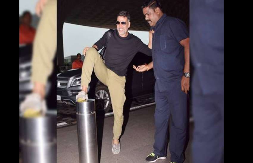 akshay kumar latest funny photos at airport doing gold promotion