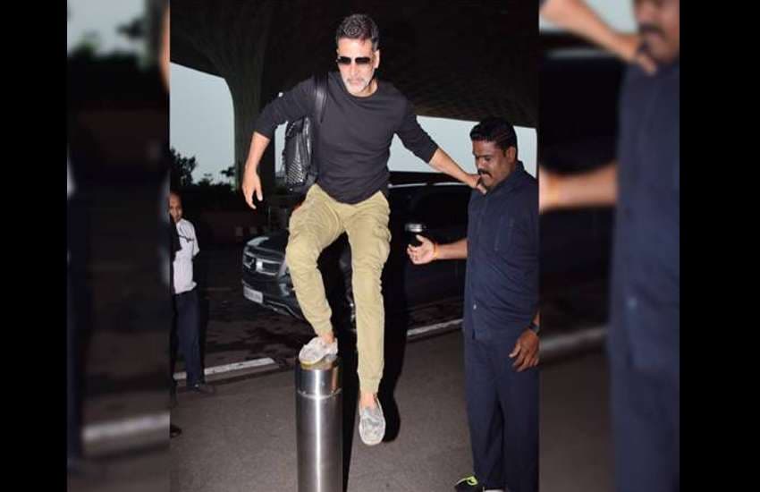 akshay kumar latest funny photos at airport doing gold promotion