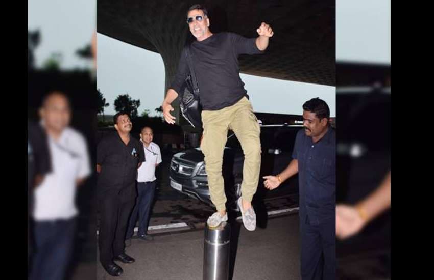 akshay kumar latest funny photos at airport doing gold promotion