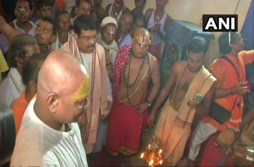 पूजा करते केंद्रीय मंत्री धर्मेंद्र प्रधान