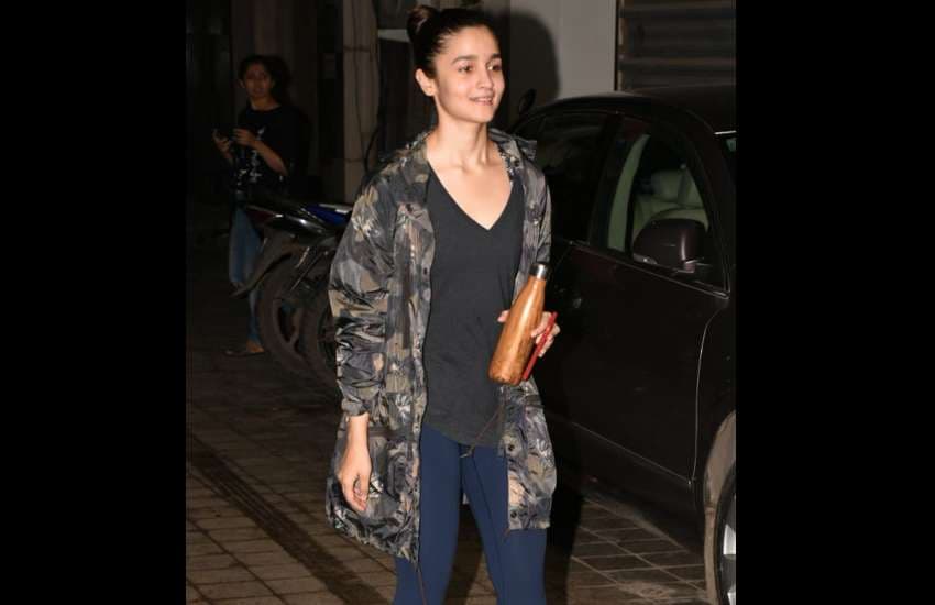 alia bhatt hiding her face infront of camera photos viral