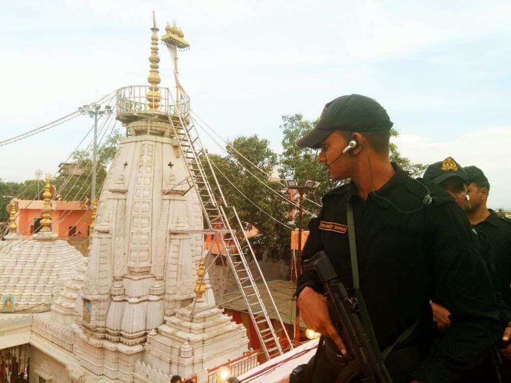 गाजियाबद के दूधेश्रनाथ मंदिर की सुरक्षा में तैनात कमांडो