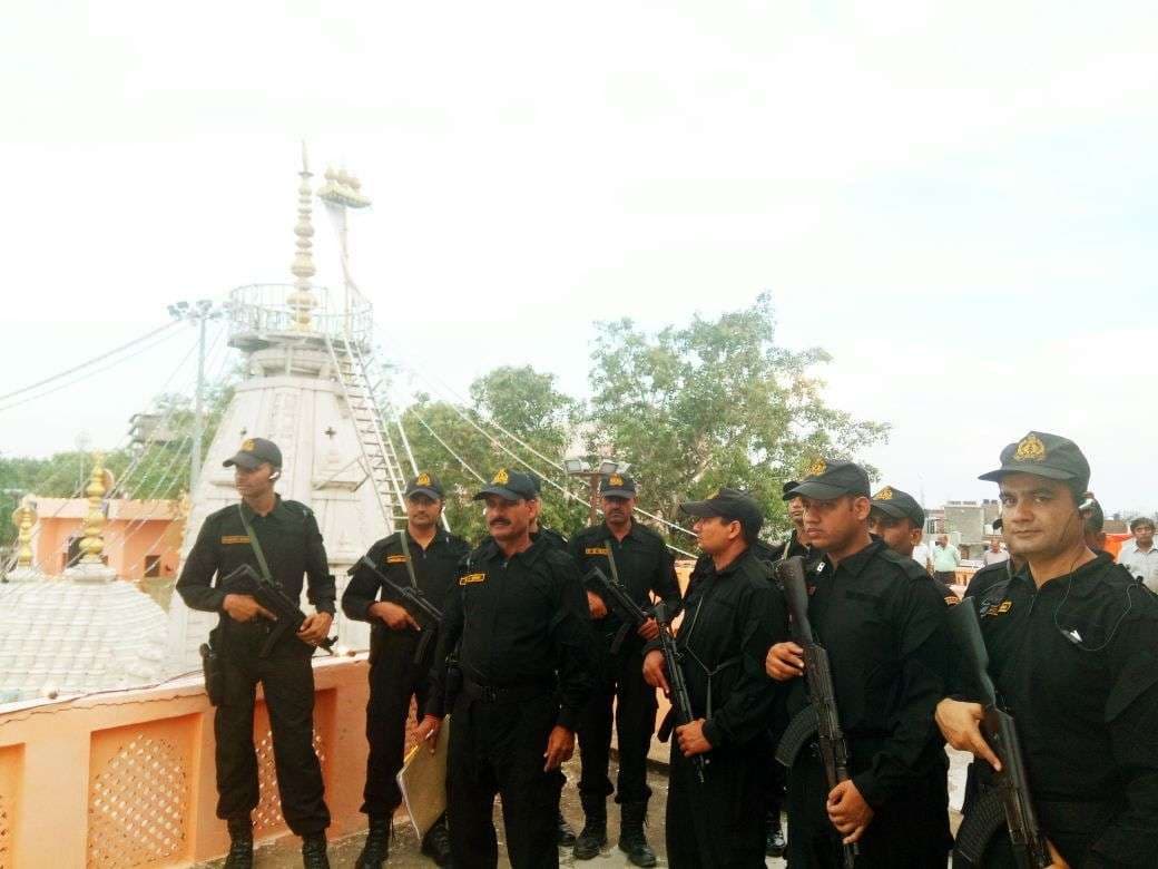 गाजियाबद के दूधेश्रनाथ मंदिर की सुरक्षा में तैनात कमांडो