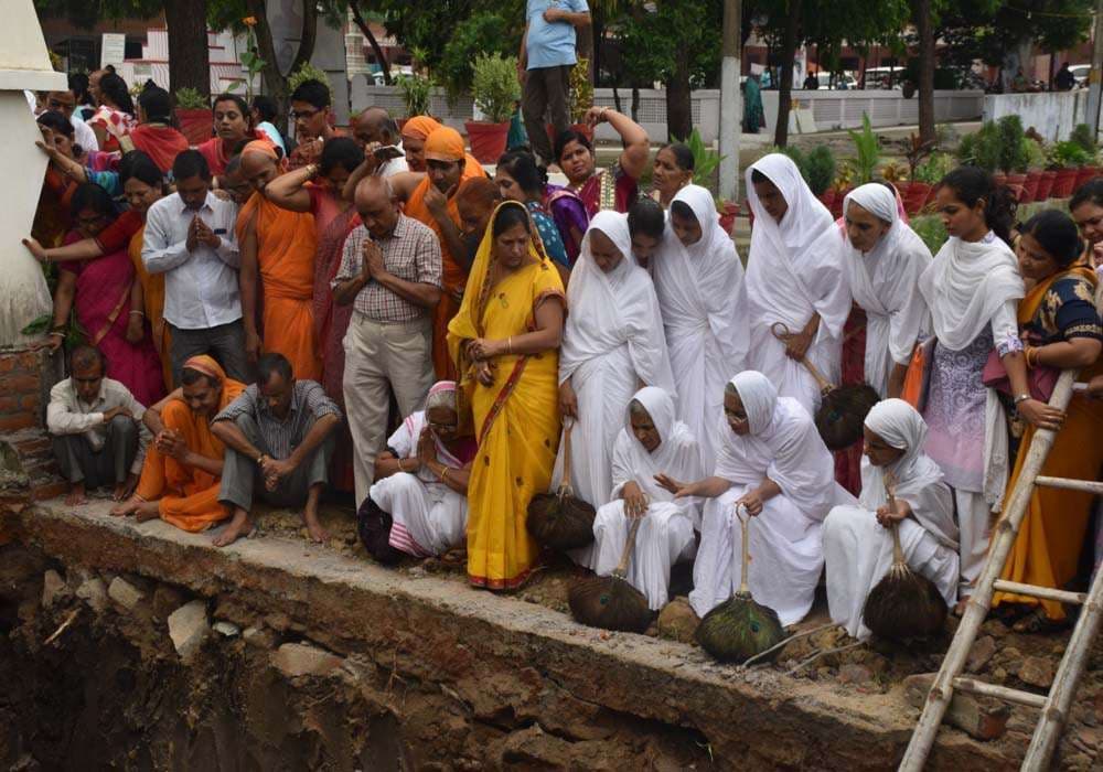 moksh kalyanak in karguan jain temple jhansi