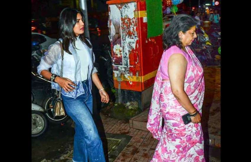 priyanka chopra and janhvi kapoor meet in restaurent photos