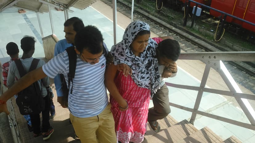 The support of the shoulders of the families in the railway station