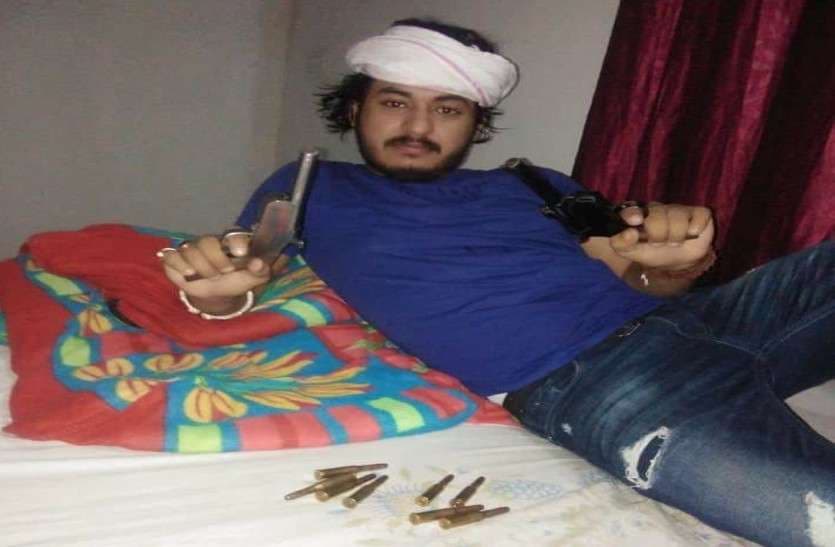 police issued gangsters Ajay Choudhary and Jagdeep pictures