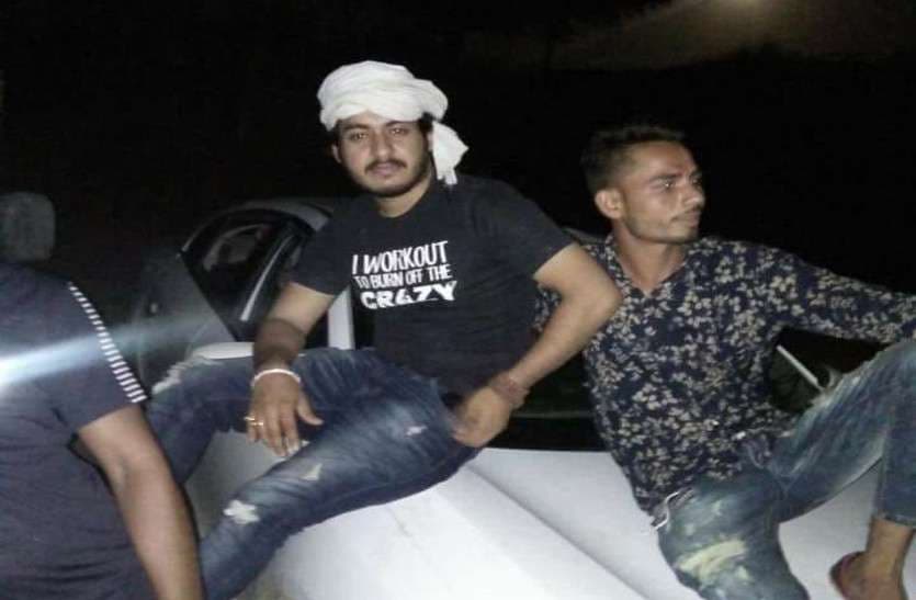 police issued gangsters Ajay Choudhary and Jagdeep pictures