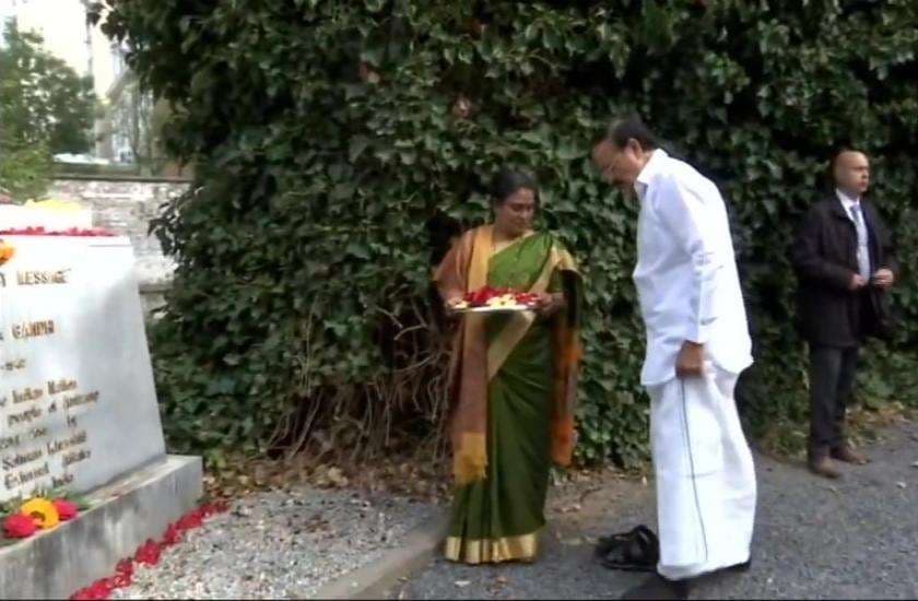 Vice President Venkaiah Naidu pays floral tribute to Mahatma Gandhi