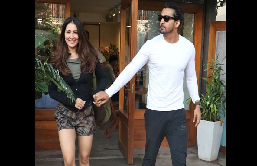 kim sharma spotted with boyfriend harshvardhan rane in bandra