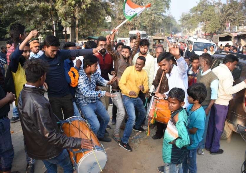 Congress supporters dance