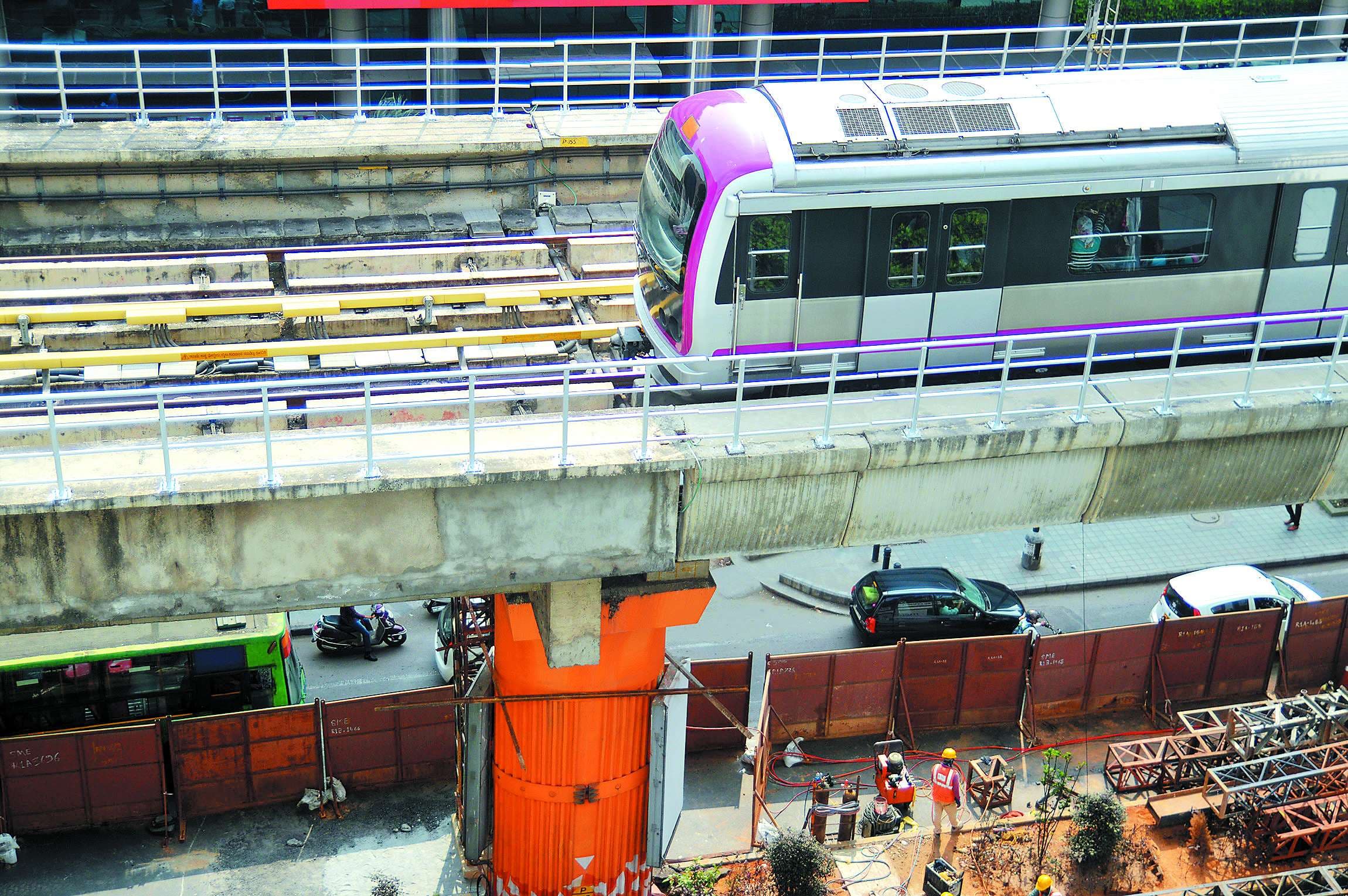 Crack in metro rail pillar