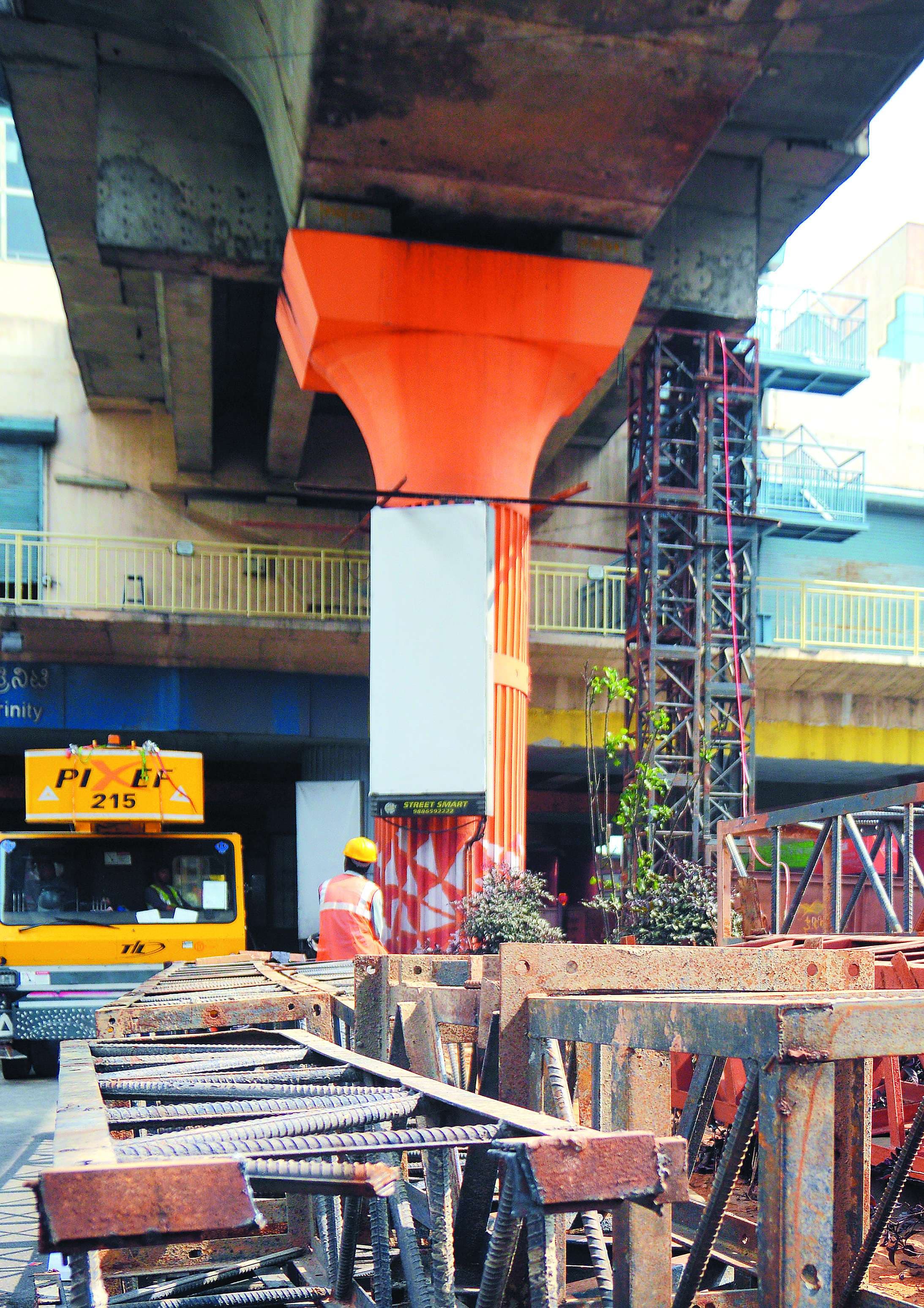 Crack in metro rail pillar