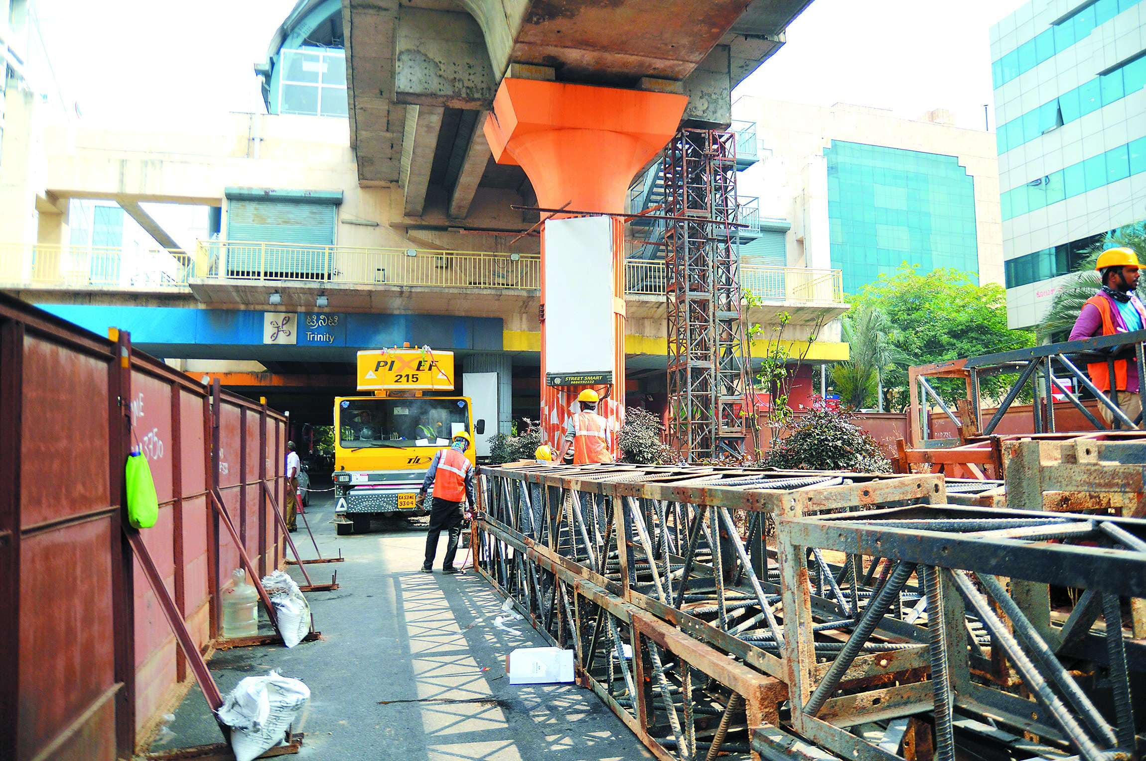 Crack in metro rail pillar